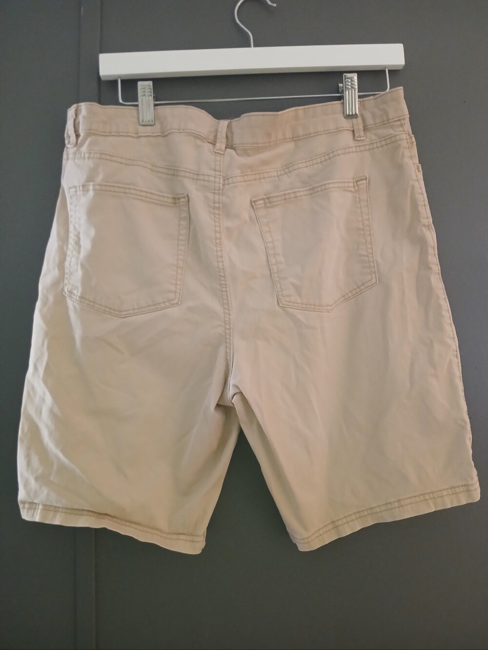 Time and Tru Women's Hi-Rise Slim Fit Bermuda Shorts 14 - Picture 2 of 3